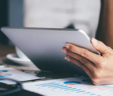 main de femme qui tient une tablette